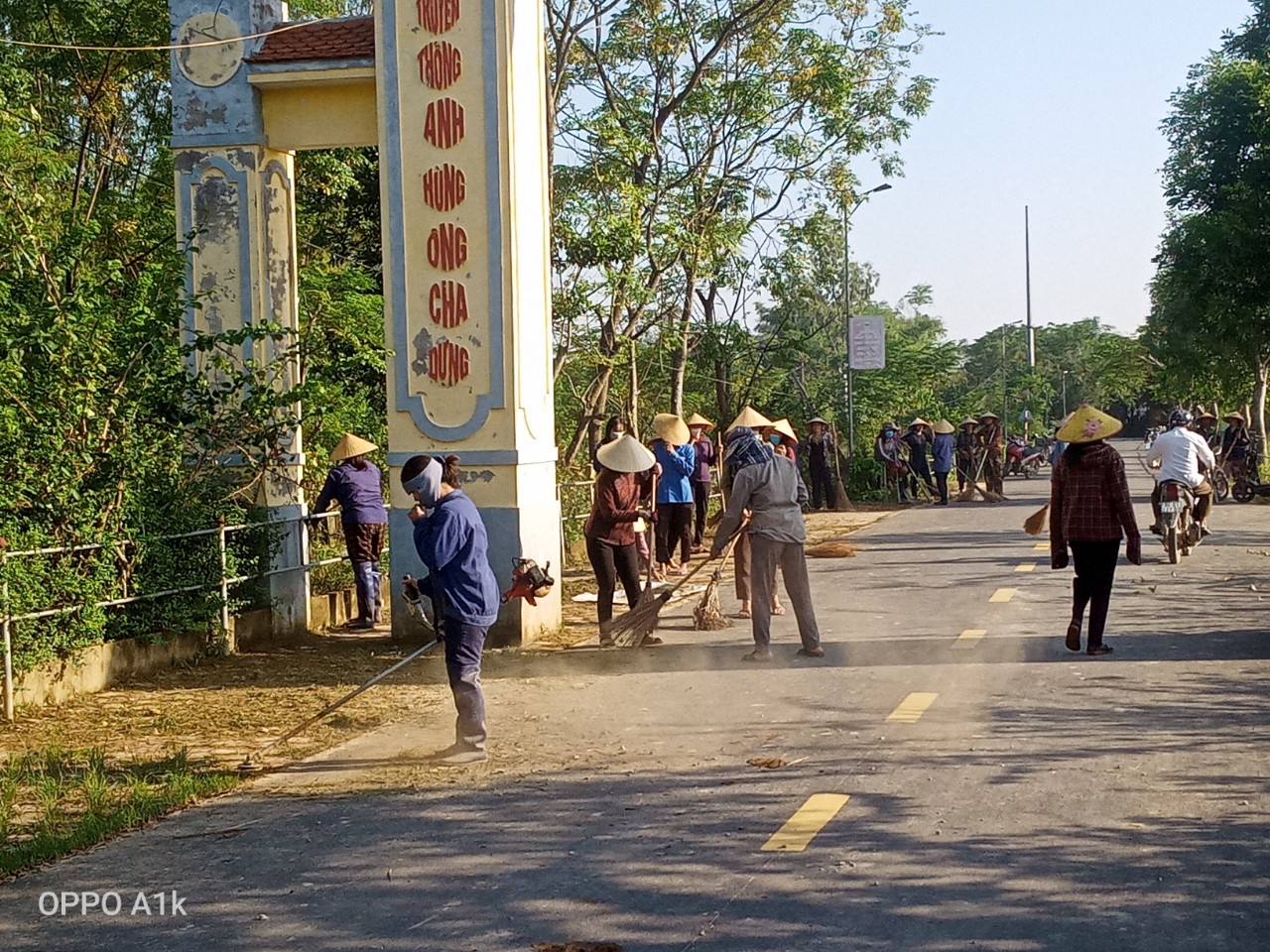 Chi hội Vĩnh Đại tham gia vệ sinh, cắt tỉa bồn hoa cây cảnh tuyến đường tự quản của chi hội 